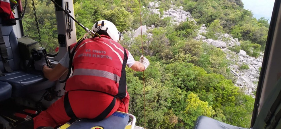 Sbaglia la traiettoria e si schianta contro le rocce: drammatico incidente per un base jumper americano